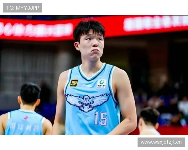 篮球公园杨瀚森回归青岛 与刘维伟热情拥抱展现深厚情谊